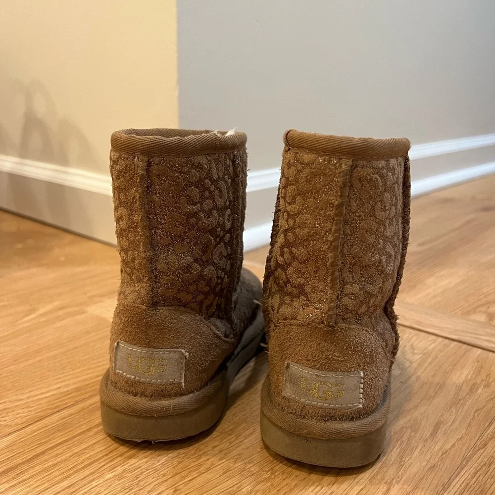 Toddler size 10 UGGS 🐆 - Picture 2 of 3
